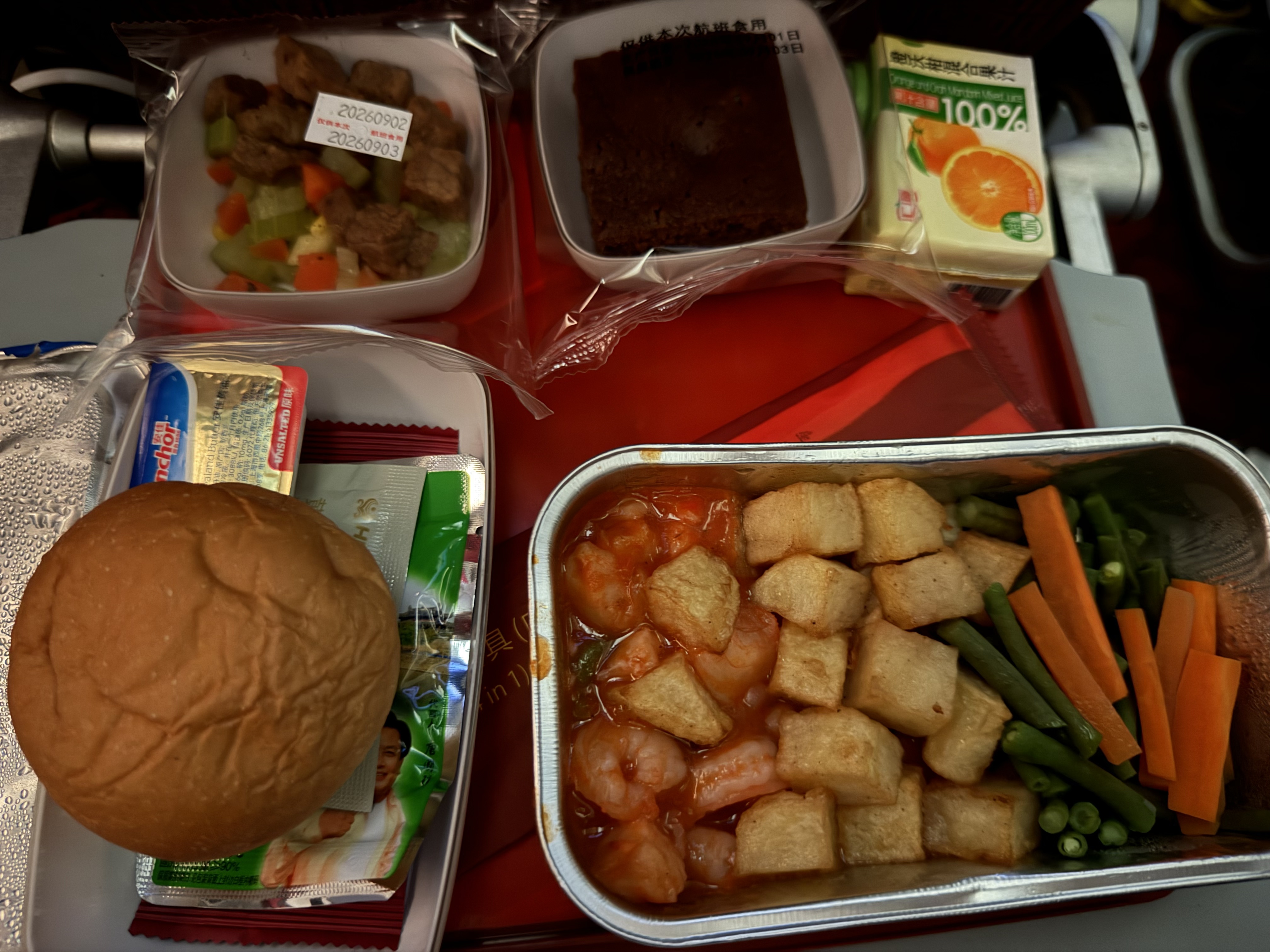 第一顿飞机餐，海鲜配土豆蔬菜及面包甜点