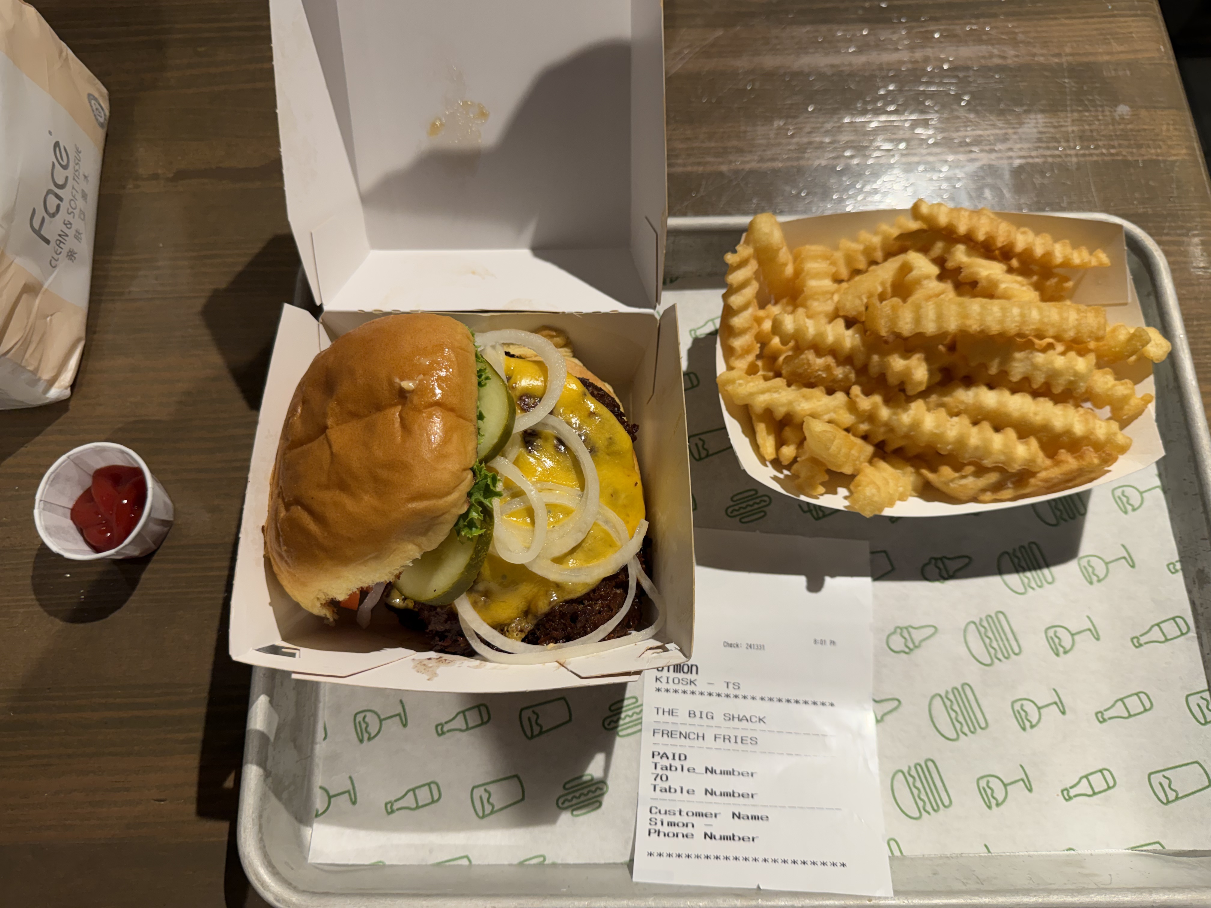Shake Shack 的芝士汉堡和波浪薯条