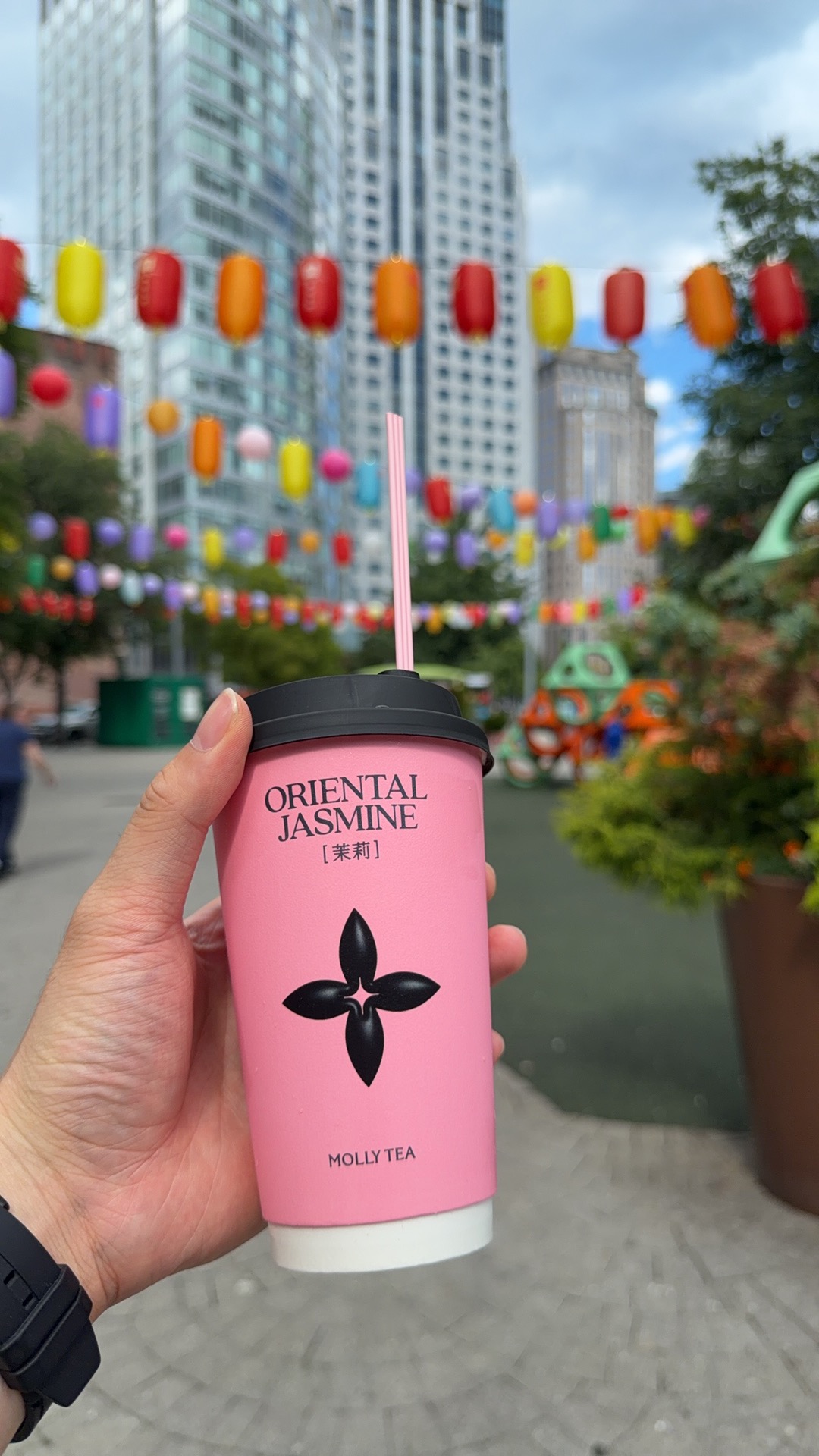 Chinatown 彩色灯笼前的一杯茉莉奶白